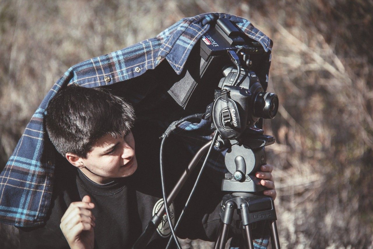 estudiar en australia chico grabando con una cámara